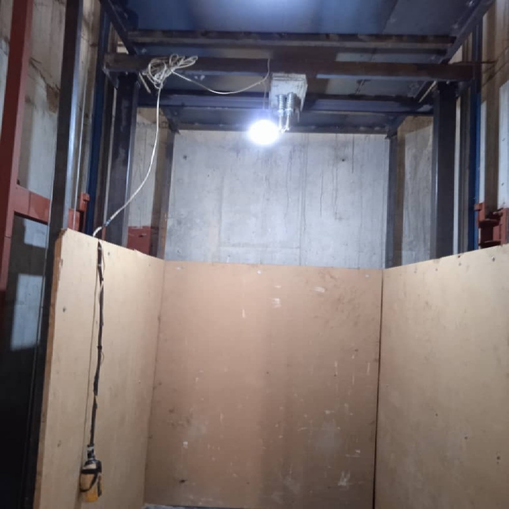 این تصویر مربوط به خدمات تولید، ساخت و تعمیر آسانسور کارگاهی و بالابر ساختمانی است که توسط مجموعه بالابر ساختمانی محمدی ارائه می‌شود. این تجهیزات برای پروژه‌های عمرانی و ساختمانی با ظرفیت‌های مختلف طراحی و سرویس‌دهی می‌شوند.